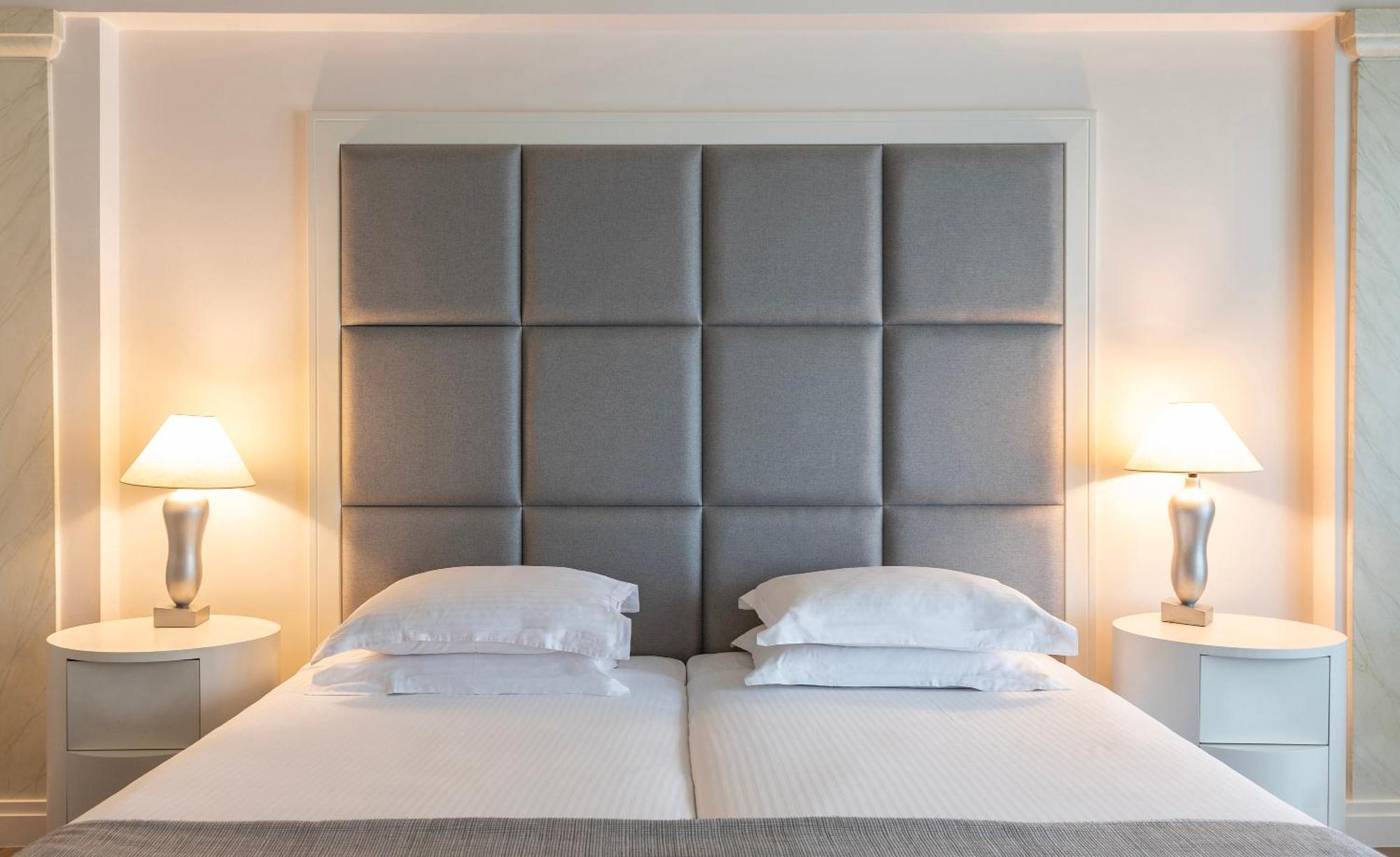 Njv 아테네 플라자 호텔 외부 사진 A bed with a headboard