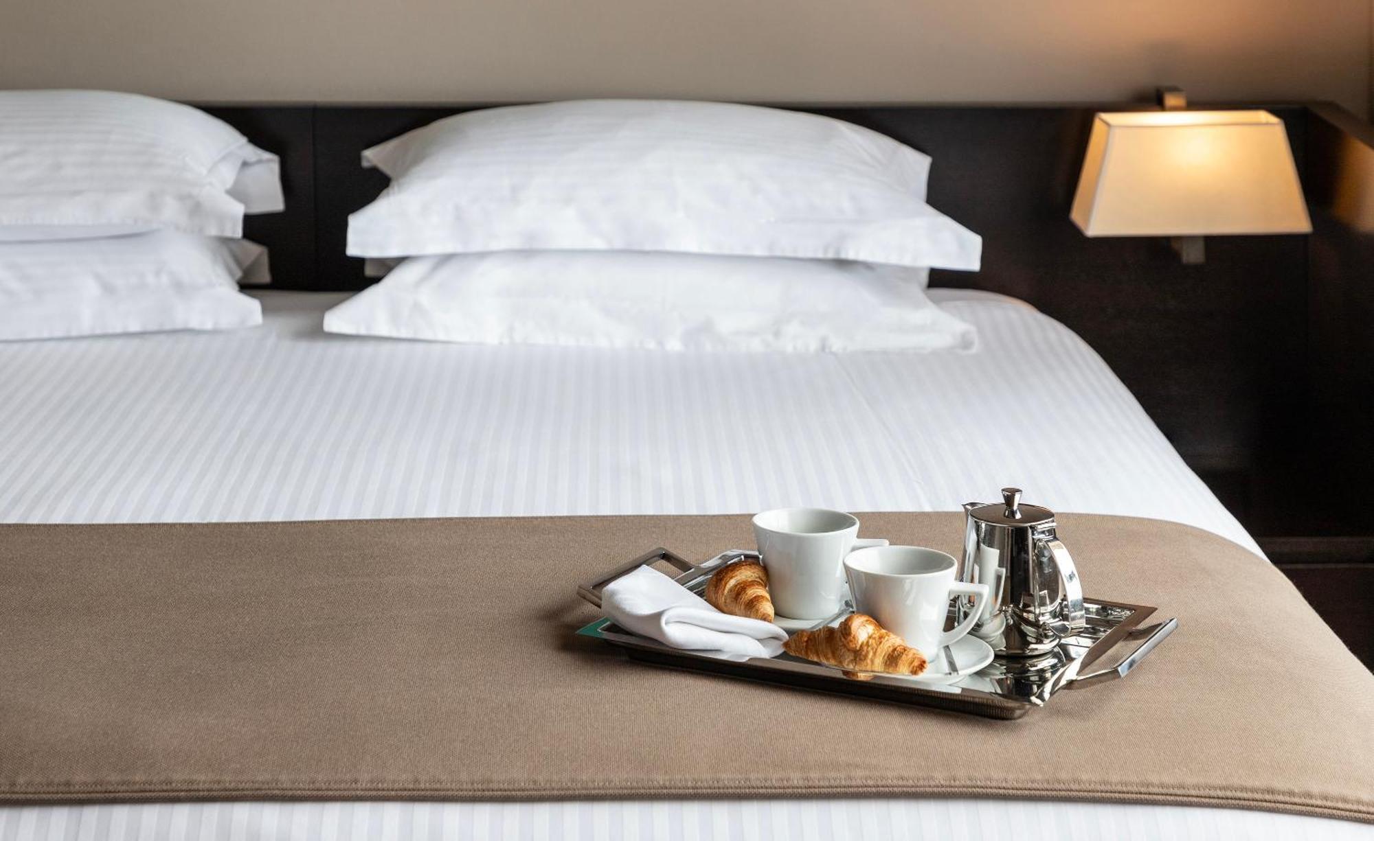 Njv 아테네 플라자 호텔 외부 사진 Room service tray