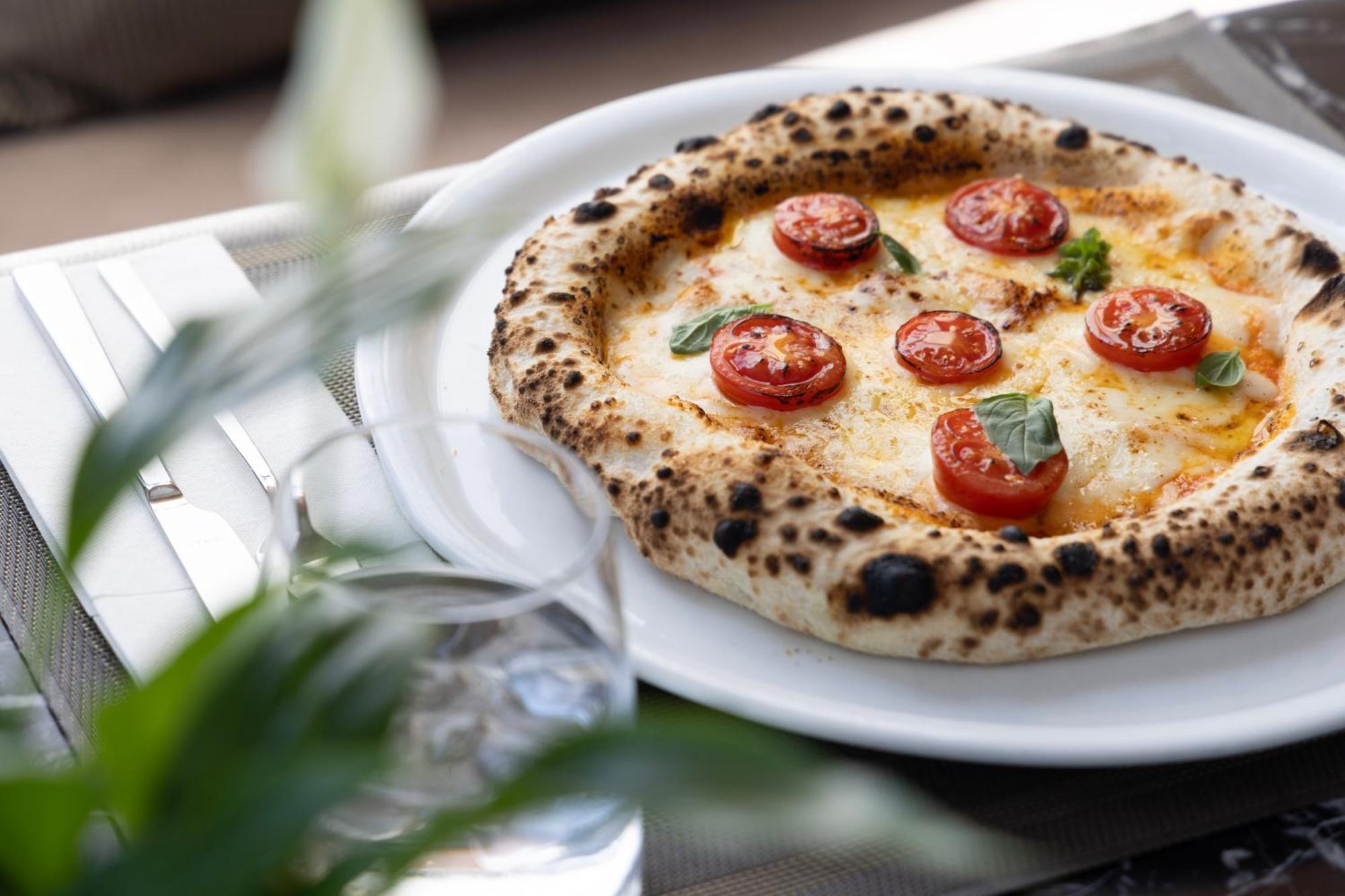 Njv 아테네 플라자 호텔 외부 사진 Pizza Margherita