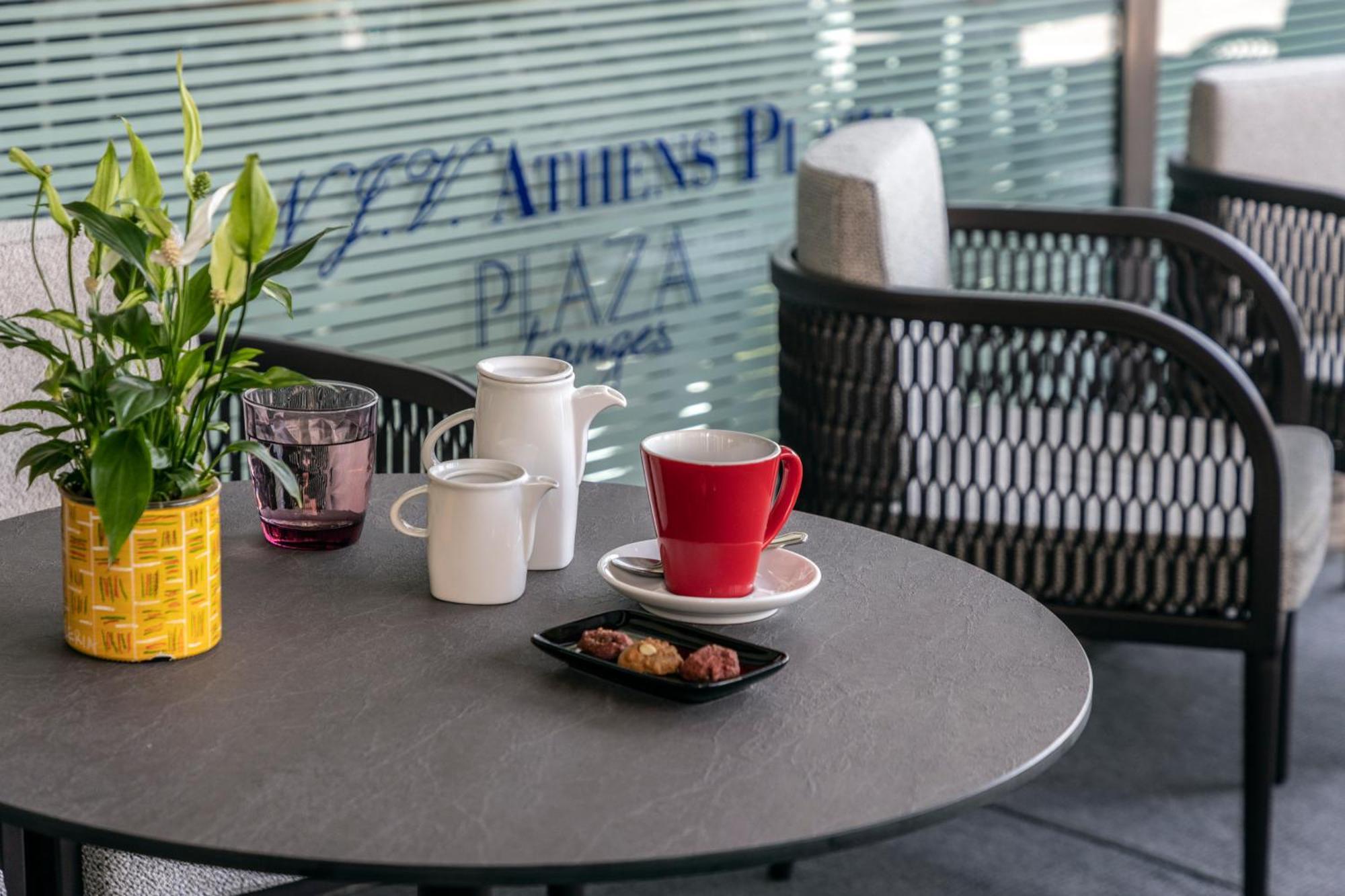 Njv 아테네 플라자 호텔 외부 사진 A coffee table with a red mug