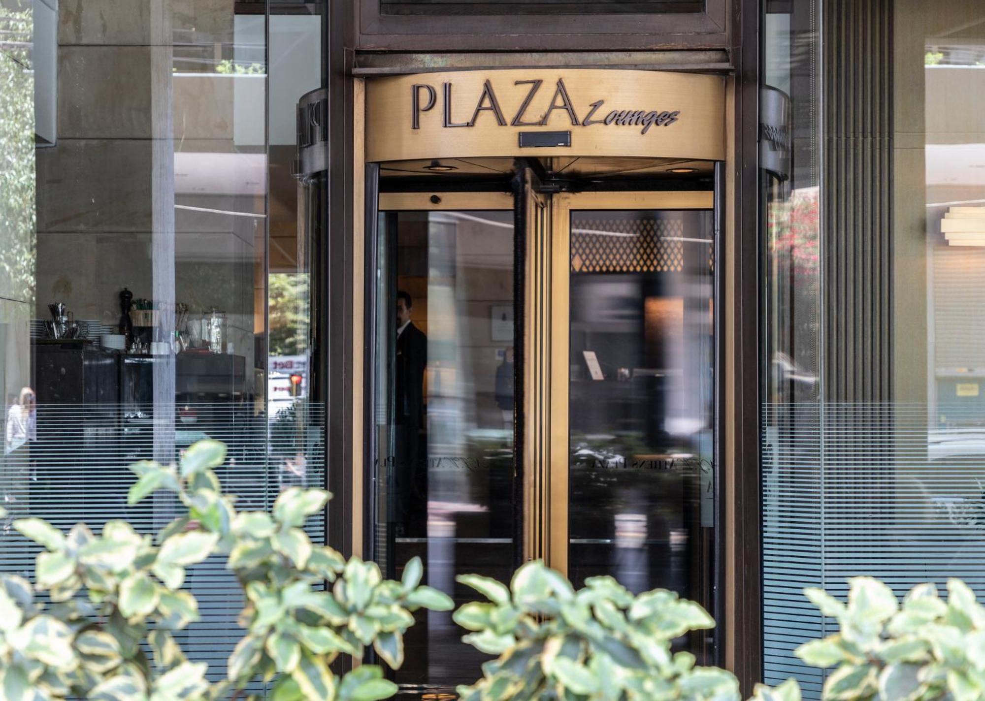 Njv 아테네 플라자 호텔 외부 사진 Plaza Athénée entrance