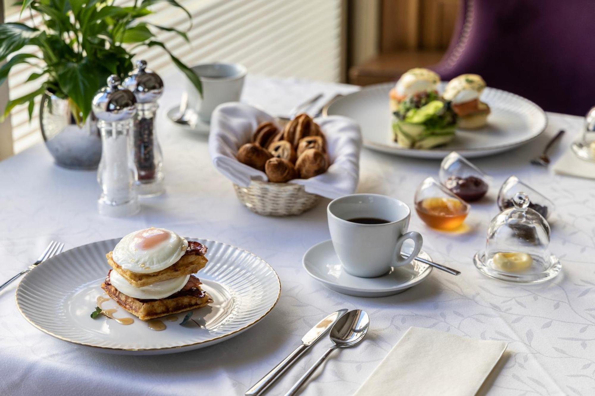 Njv 아테네 플라자 호텔 외부 사진 A breakfast table