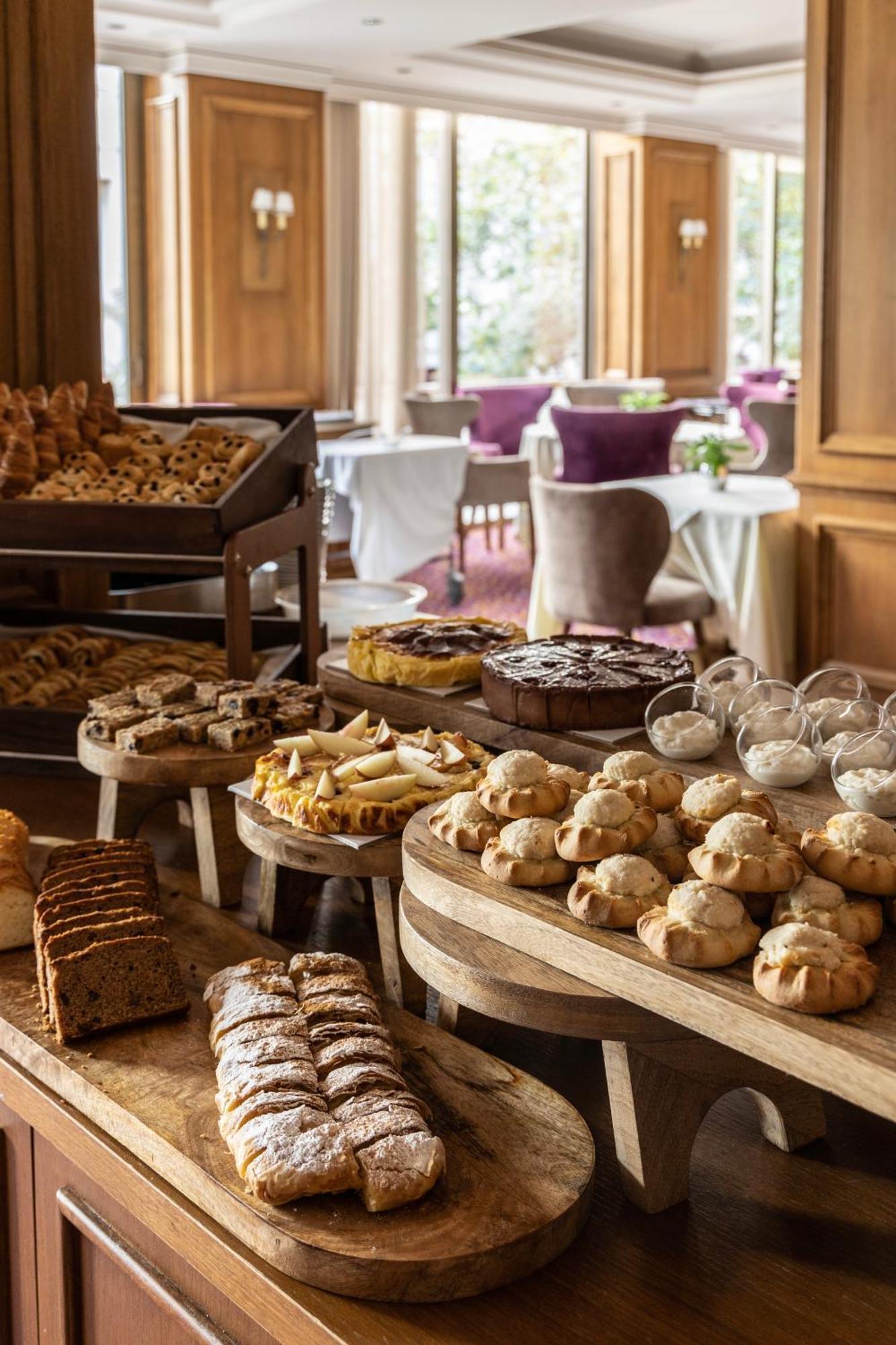 Njv 아테네 플라자 호텔 외부 사진 A selection of cakes and pastries