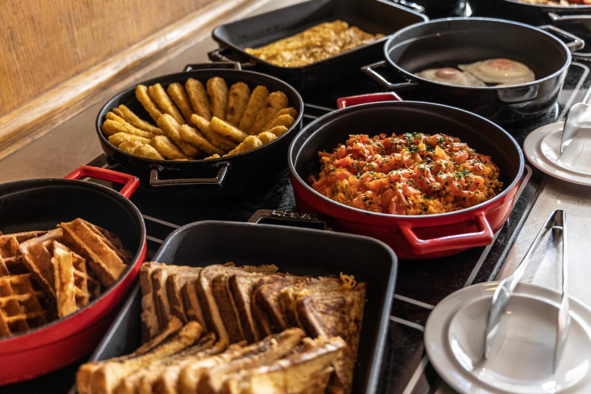 Njv 아테네 플라자 호텔 외부 사진 A buffet at a hotel