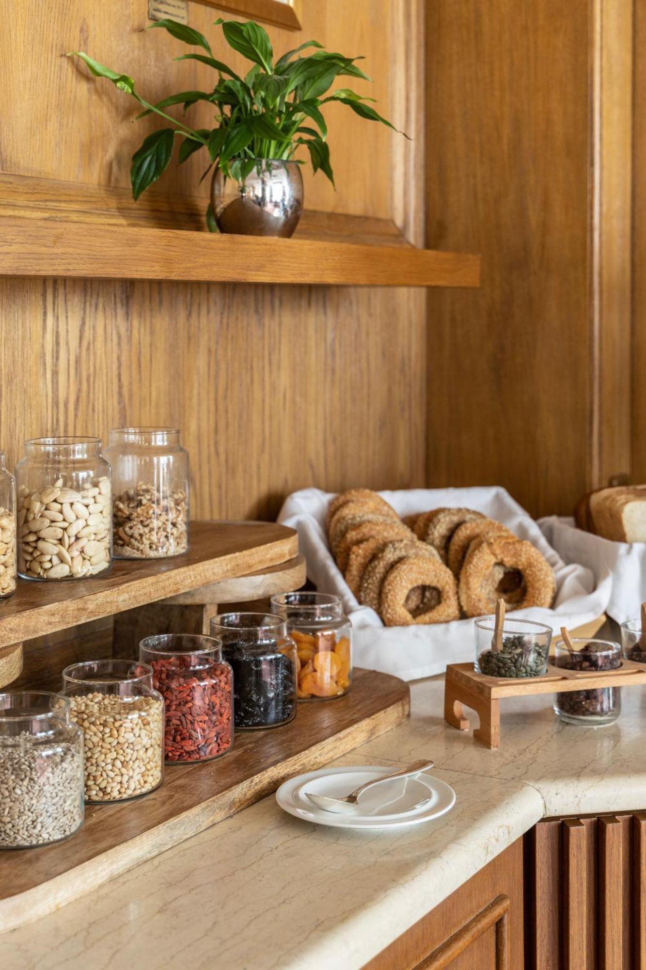 Njv 아테네 플라자 호텔 외부 사진 Bagels and other breakfast items at a hotel