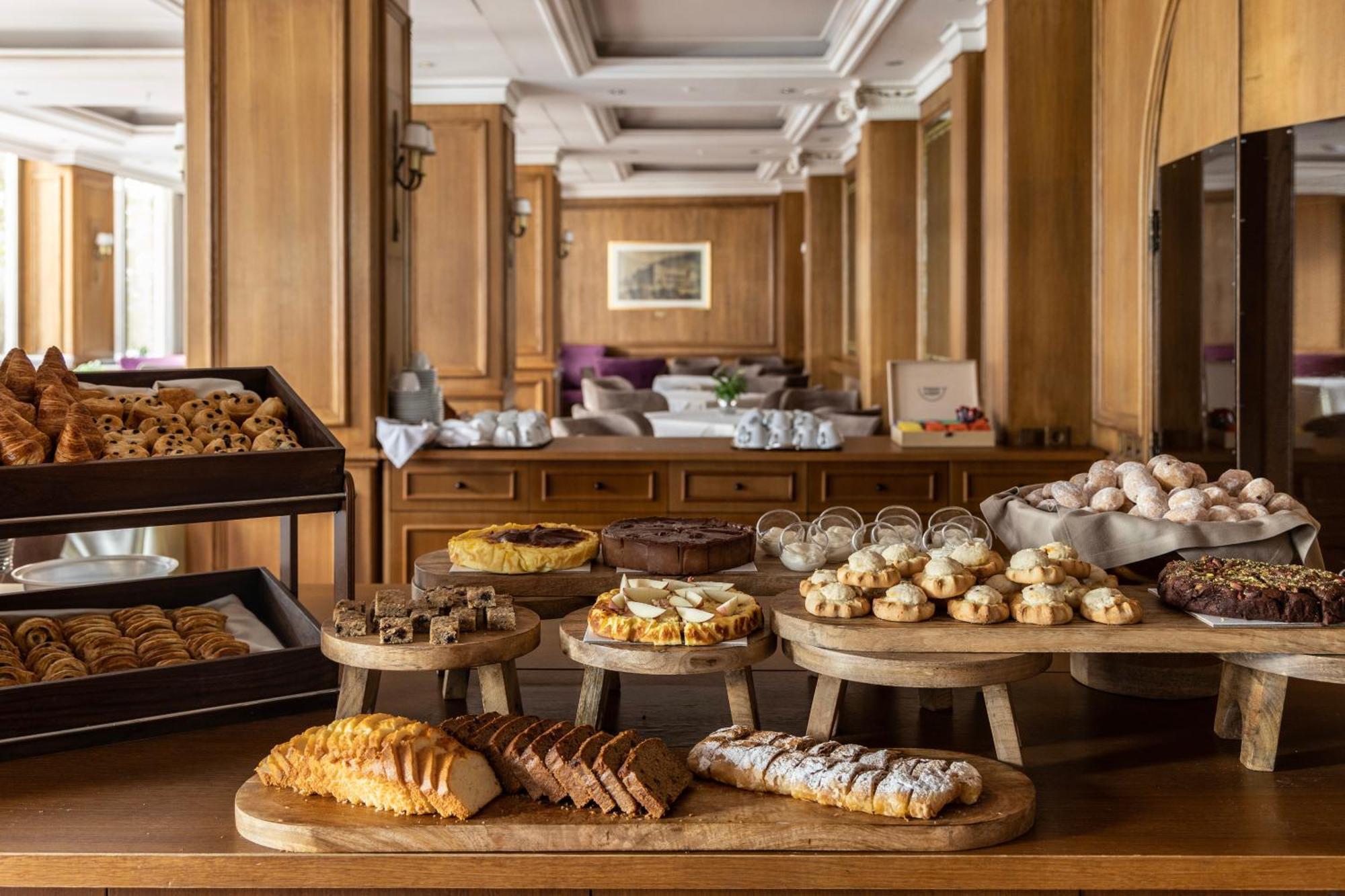 Njv 아테네 플라자 호텔 외부 사진 A selection of Greek pastries