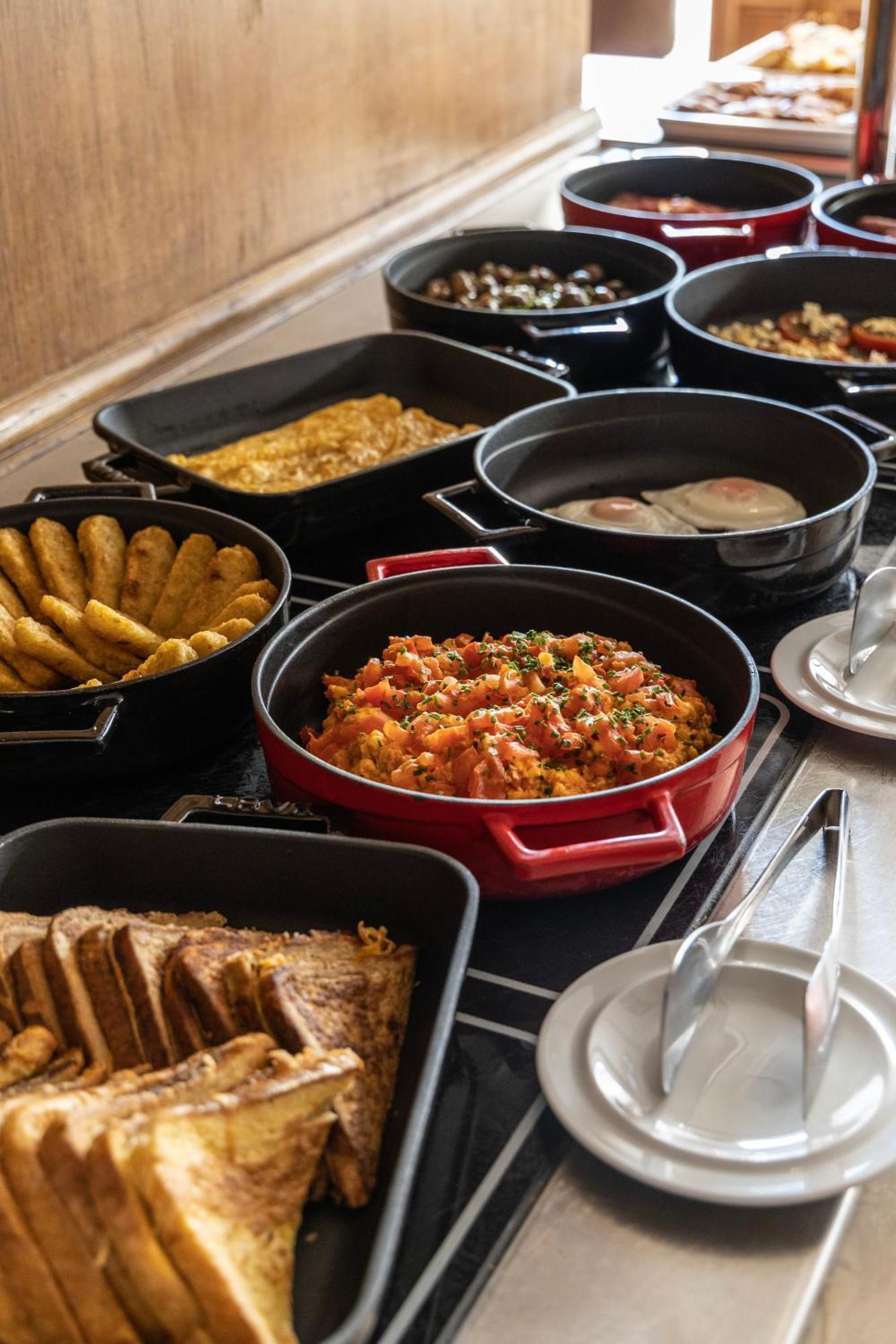 Njv 아테네 플라자 호텔 외부 사진 A selection of dishes at a buffet
