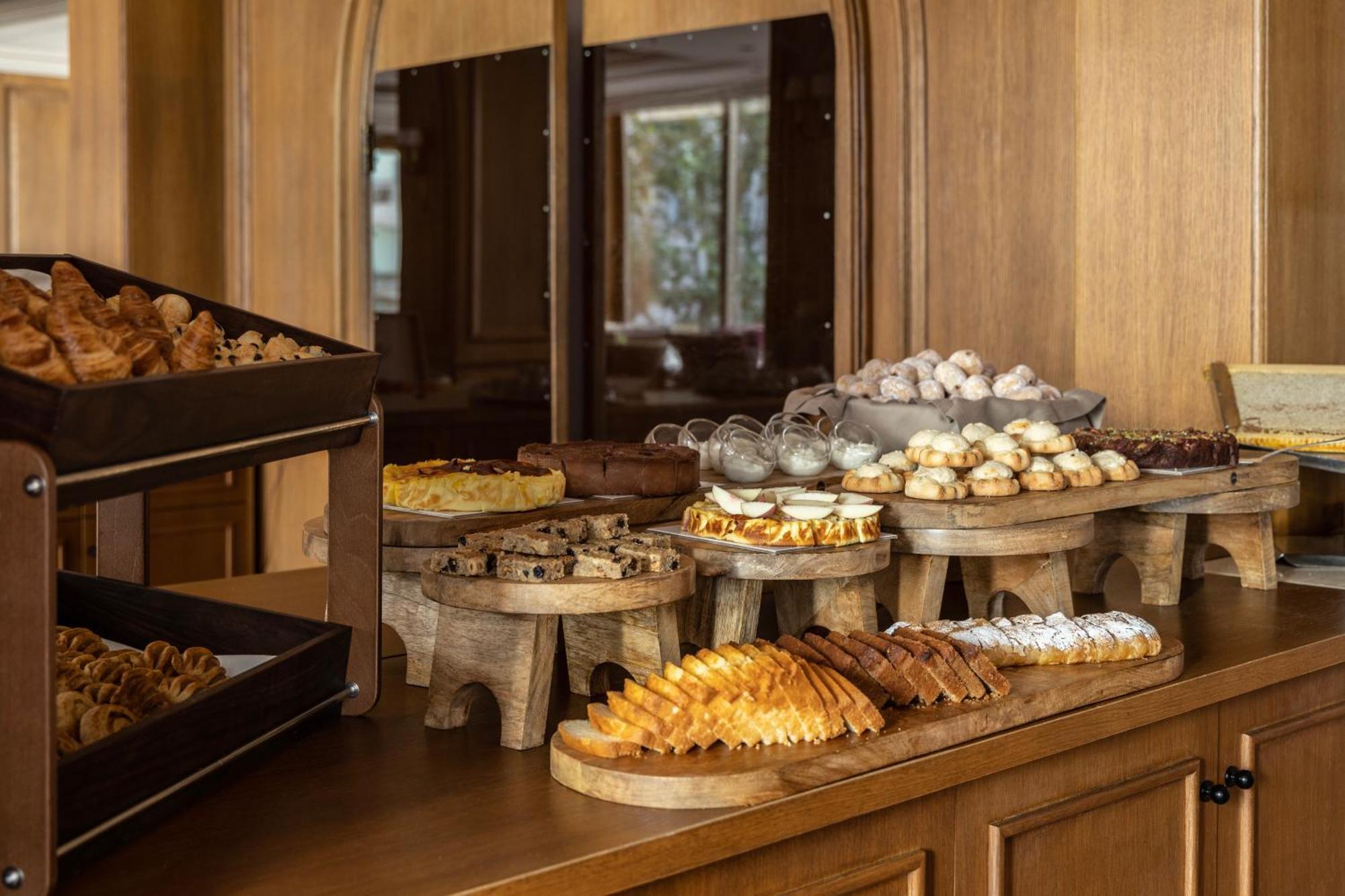 Njv 아테네 플라자 호텔 외부 사진 A selection of Greek pastries