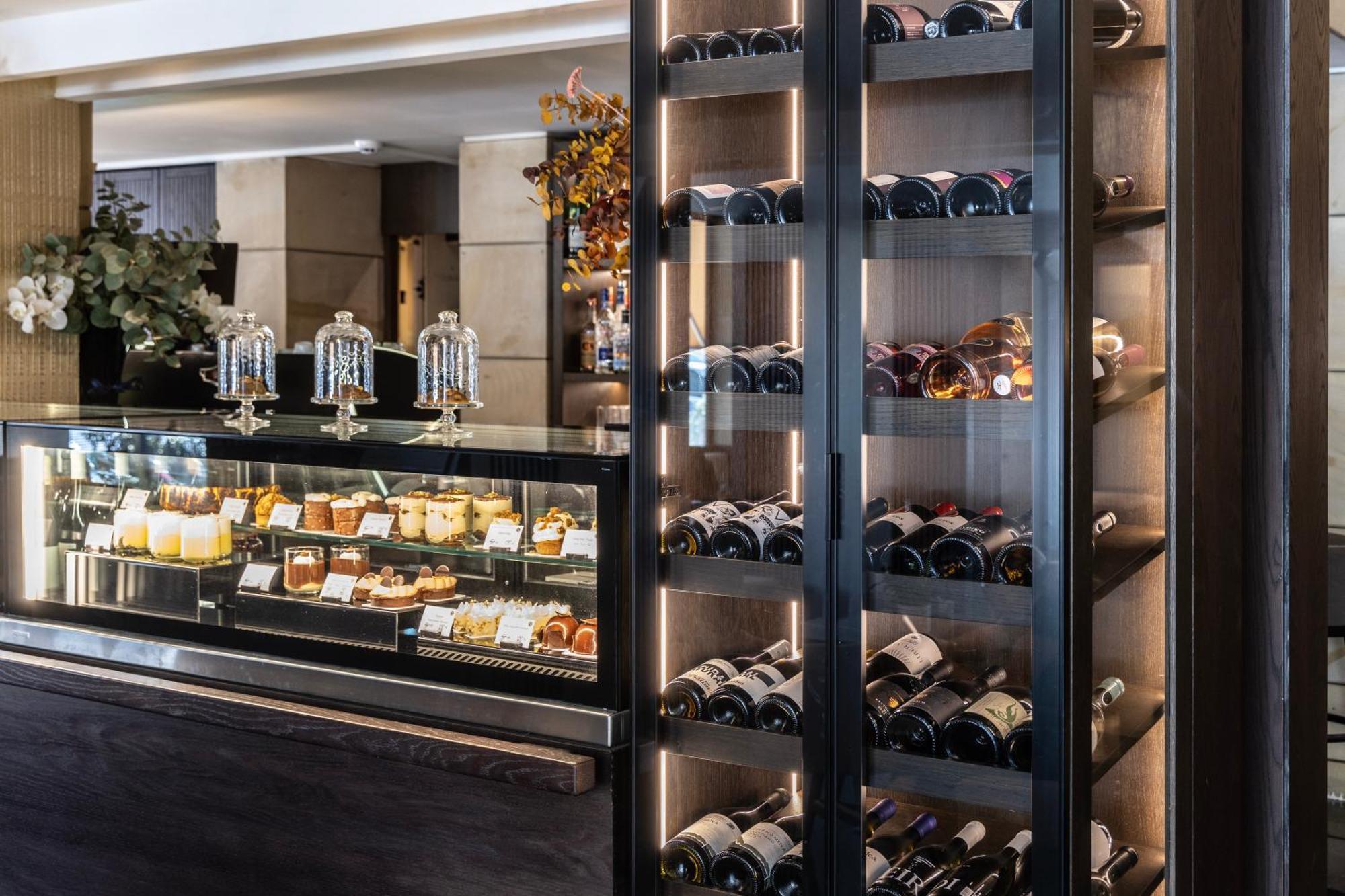 Njv 아테네 플라자 호텔 외부 사진 Wine display at the hotel