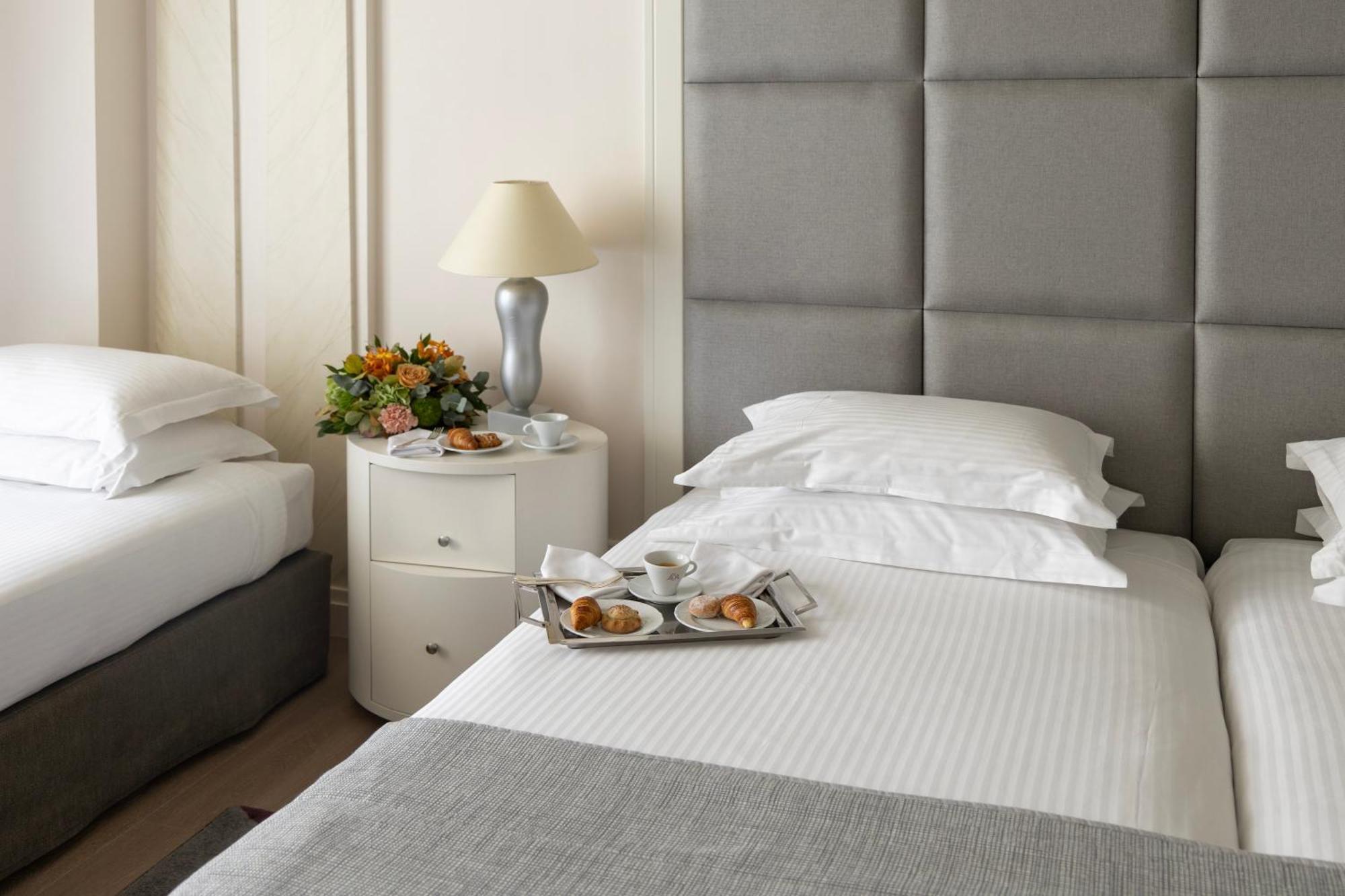 Njv 아테네 플라자 호텔 외부 사진 A bed with a nightstand